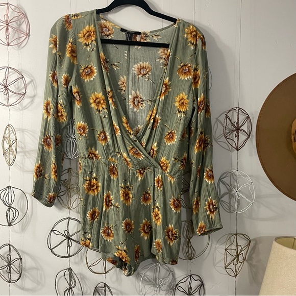 Cutest forever 21 Daisy romper / jumpsuit - Picture 2 of 11